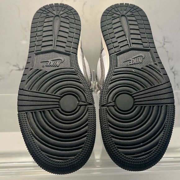 Practically Brand New!! Nike Jordan Retro 1 Mid - Picture 4 of 5